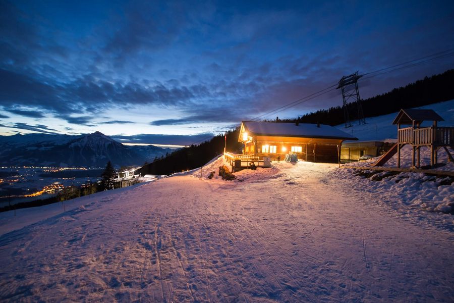 Abendstimmung beim beleuchteten Restaurant Vorsass am Niederhorn
