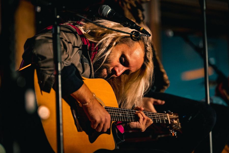 Ein Gitarrist spielt hingebungsvoll während der Seaside Sessions für das begeisterte Publikum. 