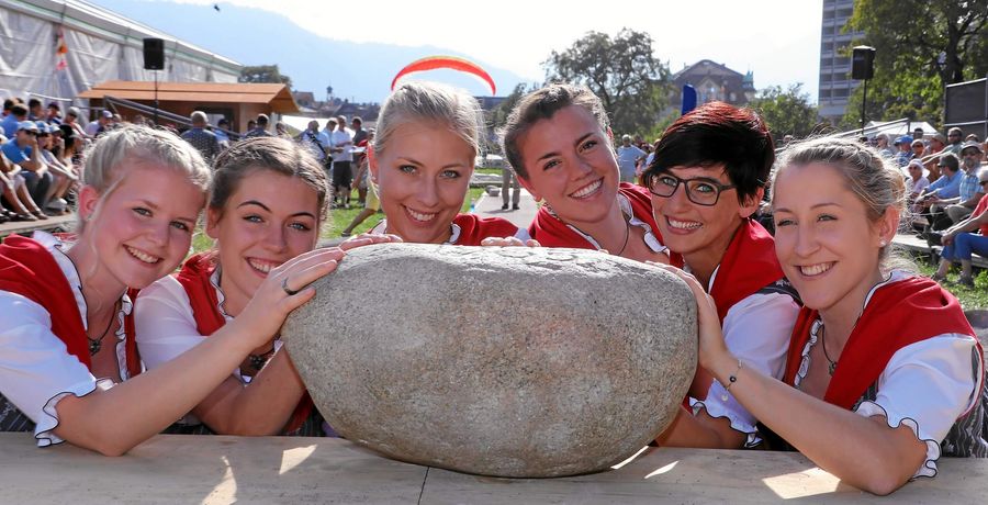 Ehrendamen mit Unspunnenstein am Unspunnenfest in Interlaken
