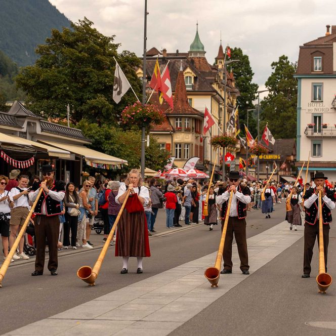 Vier Alphornbläser spielen am 1. August Umzug in Interlaken