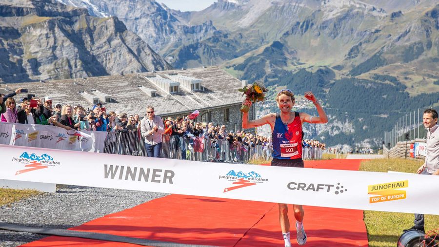 Die este Läuferin kommt im Ziel an. 