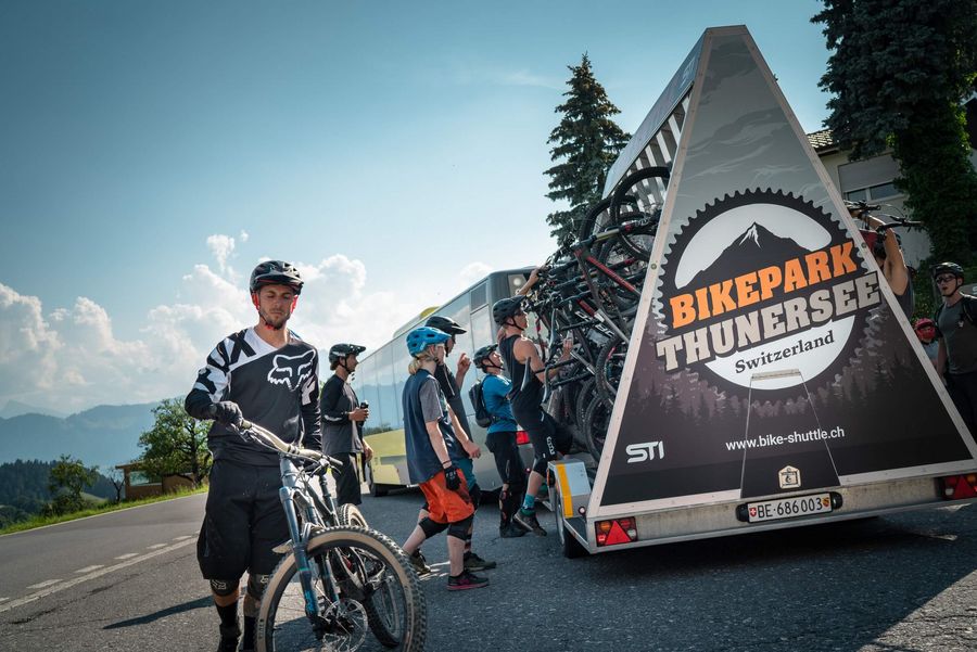 Extrabus mit Bike Anhänger von Thun nach Goldiwil