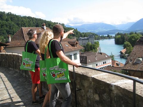Unterwegs auf dem Foodtrail in Thun bewundern Freunde den Ausblick vom Schlossberg aus