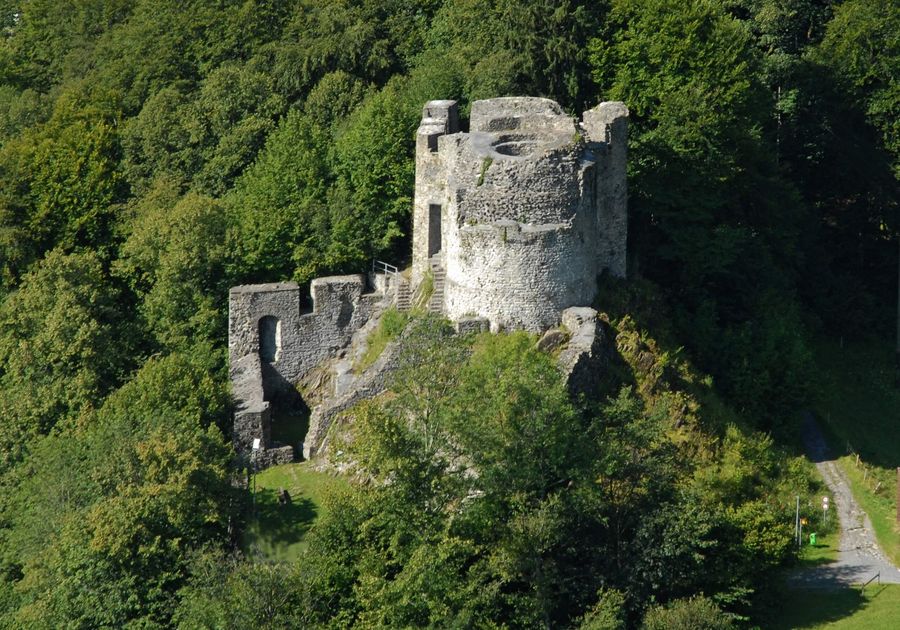Historische Burgruine Unspunnen auf einer kleiner Anhöhe und am Waldrand oberhalb von Wilderswil