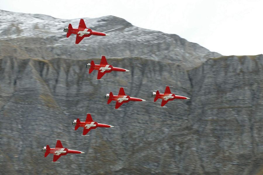 Kampfjets des Schweizer Militärs fliegen in Formation vor einer Felswand