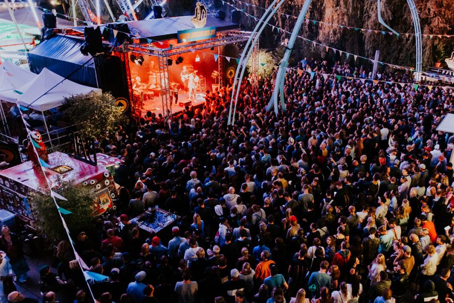 Bühne des Sommer Festivals Am Schluss in der Abendstimmung mit Zuschauern auf dem Mühleplatz in Thun
