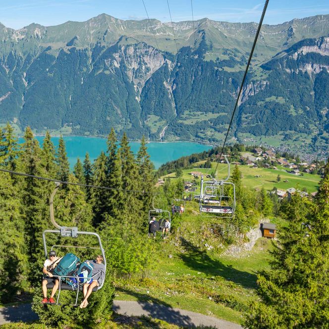 Gäste geniessen die Fahrt mit der Sesselbahn von der Axalp auf die Windegg.