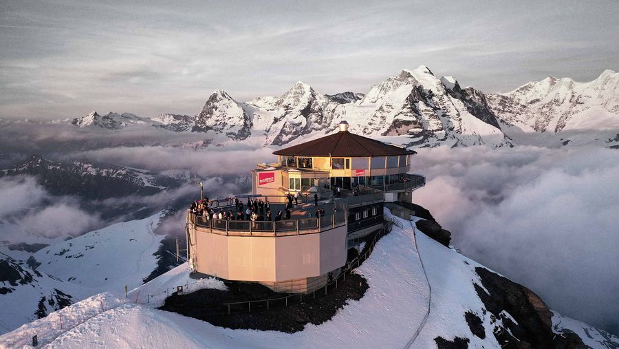 Restaurant in der Abendstimmung auf dem Schilthorn mit Panoramablick