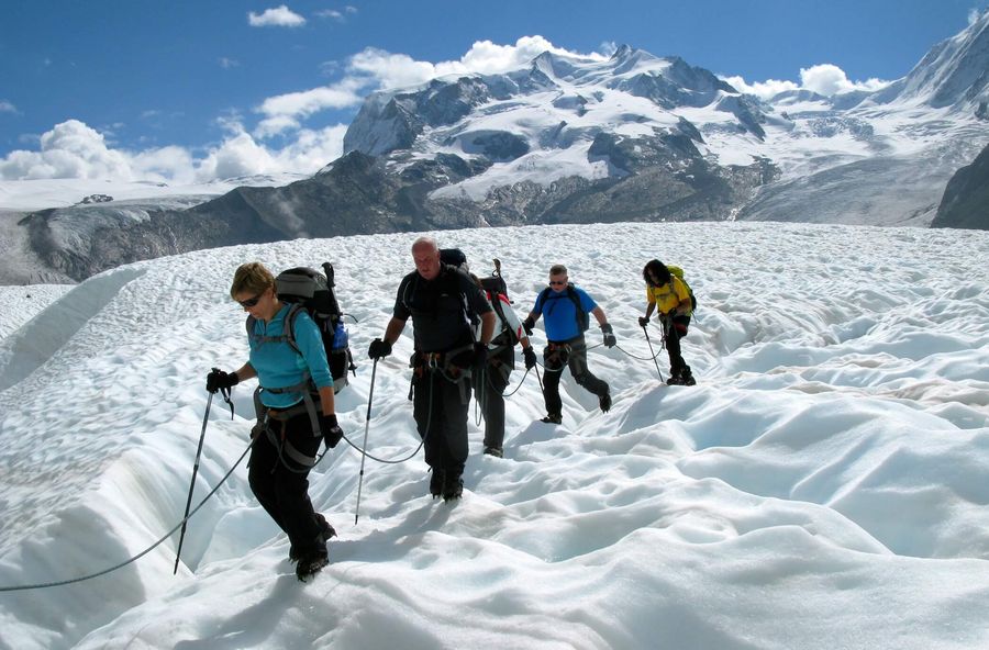 Gruppe unterwegs auf dem weissen Gletscher mit Swiss Alpine Guides
