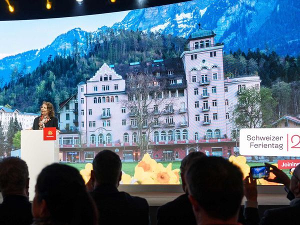 Brigitta M. Gadient spricht am Schweizer Ferientag Brigitta M. Gadient, Präsidentin Schweiz Tourismus spricht am Schweizer Ferientag in Interlaken