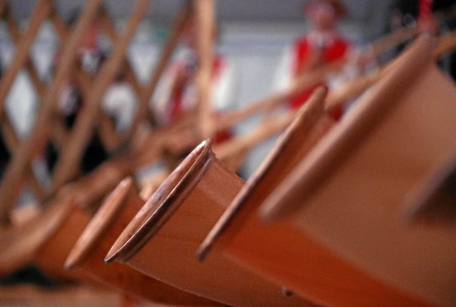 Schweizer Alphorn aus Holz in Interlaken