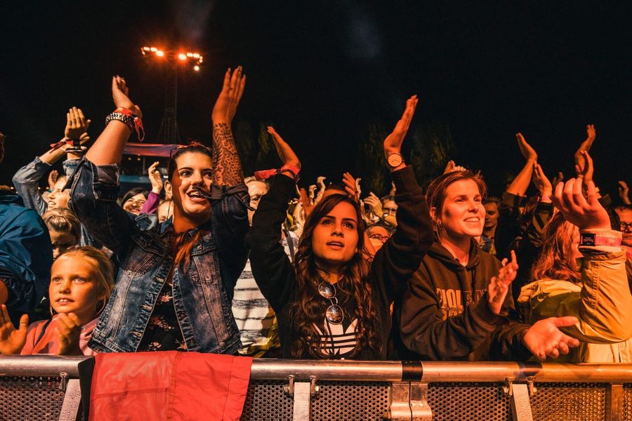 Fans in der ersten Reihe am Seaside Festival in Spiez