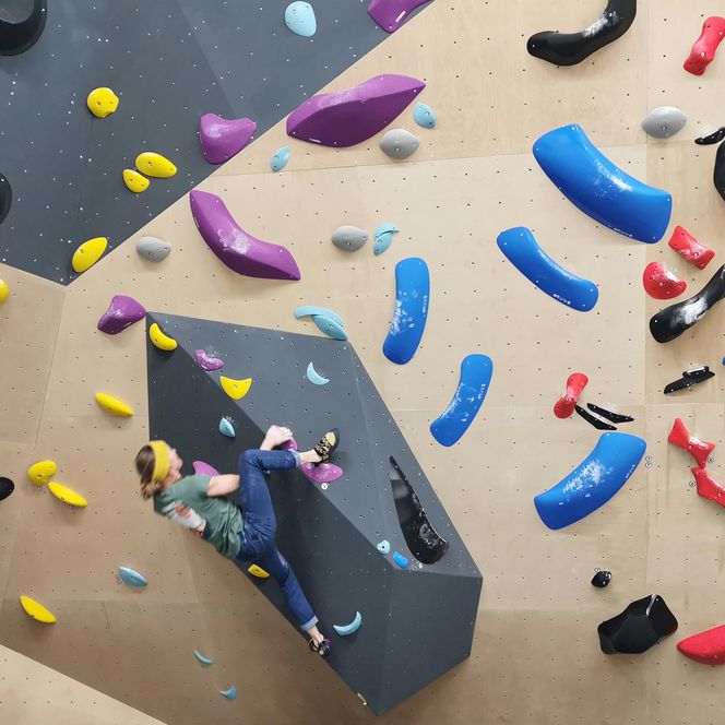 Klettern in der Boulder und Kletterhalle Orbit in Wilderswil