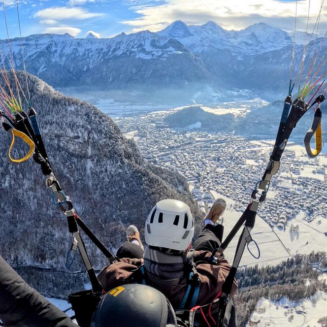 Paraglider im Winter über Interlaken