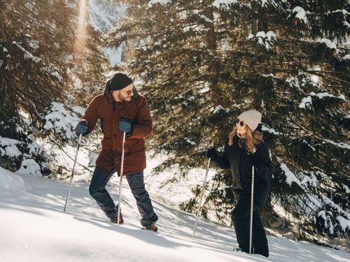 Ein Paar mit Schneeschuhen unterwegs in verschneiter Landschaft beim Wiriehorn im Diemtigtal