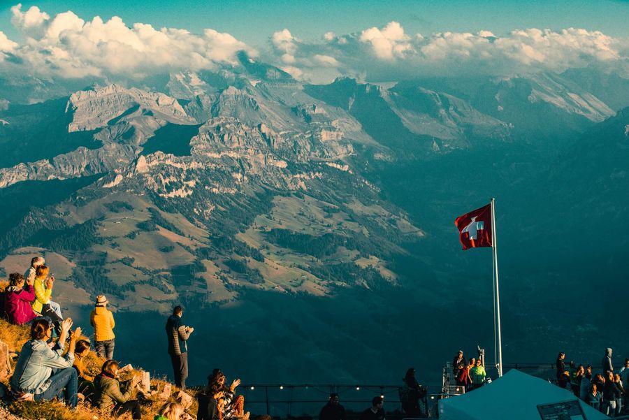 Die Besucher der Seaside Sessions erfreuen sich neben der Musik dem fantastischen Bergpanorama des Berner Oberlands. 