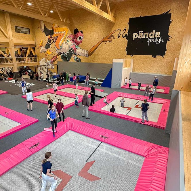Gäste stehen und springen auf etlichen Trampoline in der Pända Frestylehalle in Wilderswil