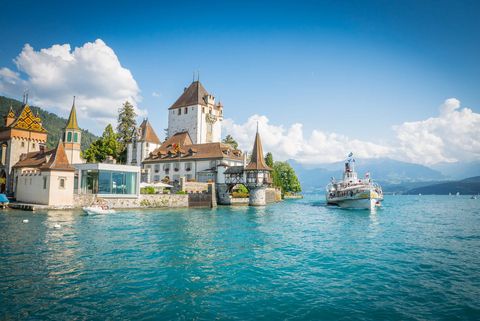 Majestätisch thront das Schloss Oberhofen am Thunersee und direkt daneben auf dem Wasser das Dampfschiff Blümlisalp.