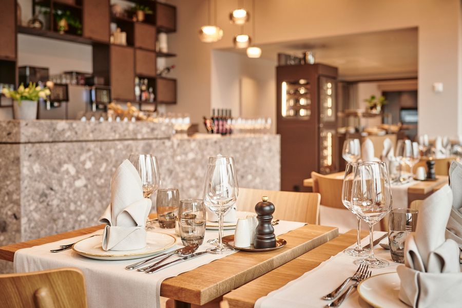 Schön gedeckter Tisch für ein mehrgängiges Menü im Restaurant Stein & Sein bei den St. Beatus-Höhlen