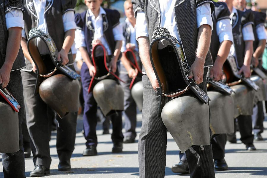 Trychler am Unspunnenfest mit grossen Glocken in Interlaken