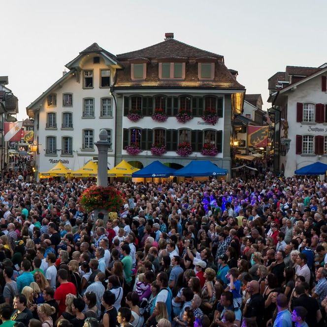 Bühne mit Zuschauern auf dem Rathausplatz in Thun