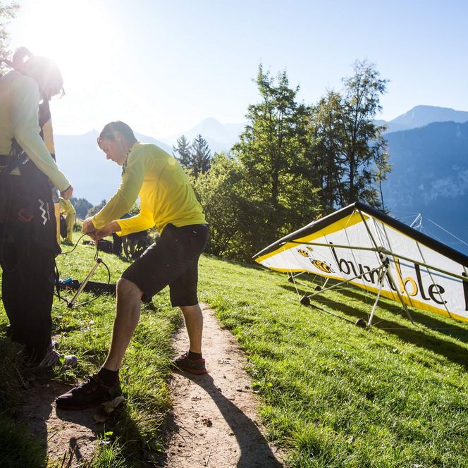 Hang Gliding Pilot sichert den Gast vor dem Deltasegeln