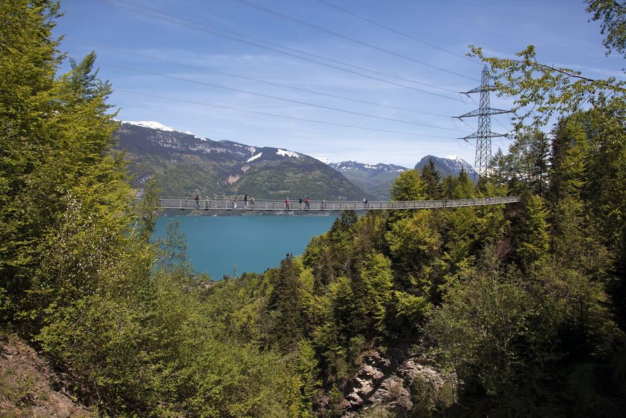 Die panoramareiche Hängebrücke oberhalb von Leissigen führt über den Spissibach