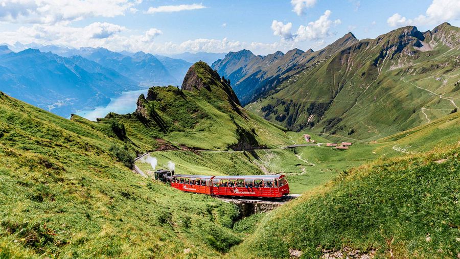 Komposition der Brienz Rothorn Bahn auf dem letzten Streckenabschnitt vor Rothorn Kulm