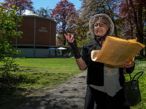 Anna-Maria Wocher vor dem Thun-Panorama während einer Stadtführung