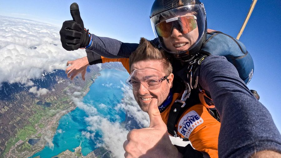 Skydiving Pilot mit Gast im freien Fall über dem türkisen Brienzersee