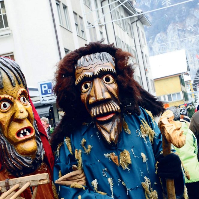 Das Hardermannli und sein Wyb anlässlich des Harder-Potschete Umzugs durch Interlaken