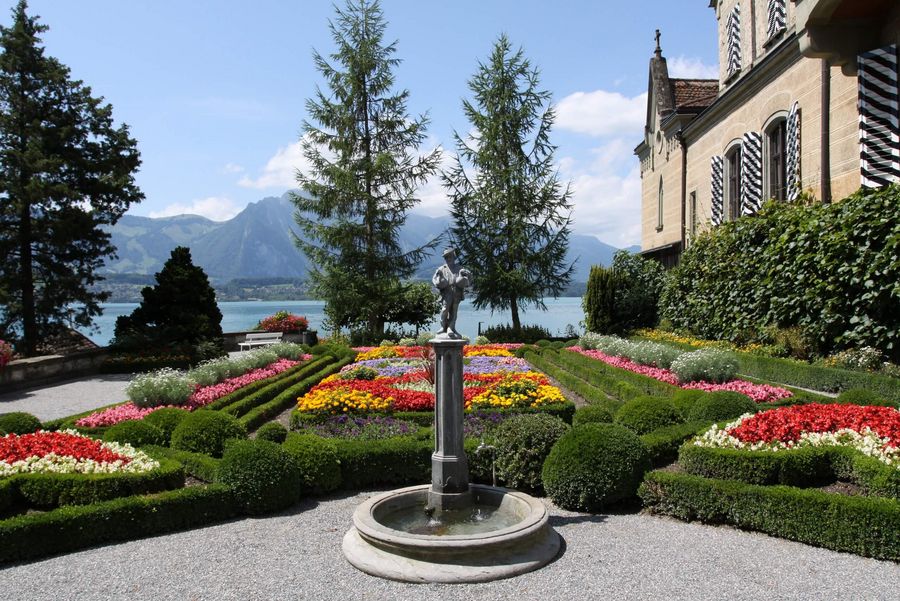 Blühender Garten auf der Schlossterrasse neben dem Schloss Oberhofen am Thunersee