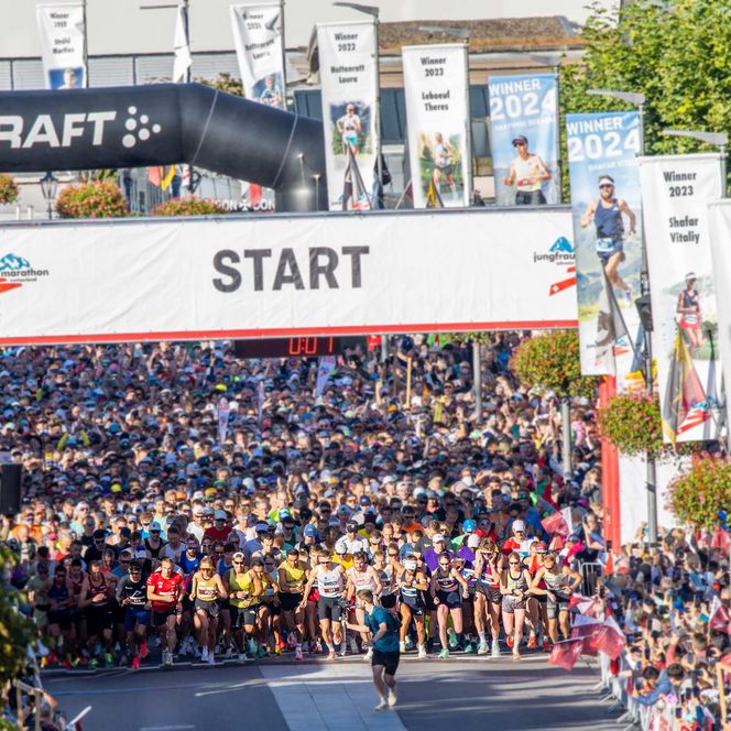 Läufer starten am Höheweg den Jungfrau-Marathon ab Interlaken