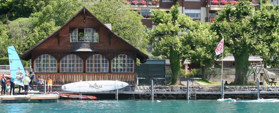 Das Badhuus Gunten als Ausgangspunkt für Windsurfen auf dem Thunersee