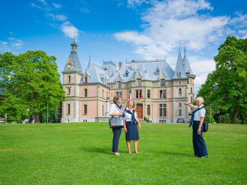 Stadtführerinnen auf der grünen Wiese vor dem Schloss Schadau in Thun