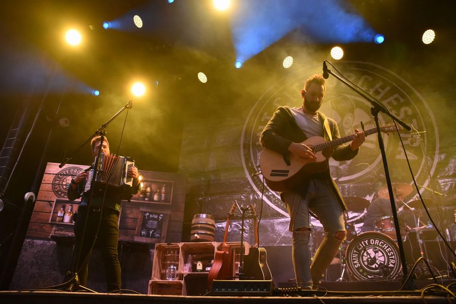 Band auf der gelb beleuchteten Bühne am Touch the Mountains in Interlaken