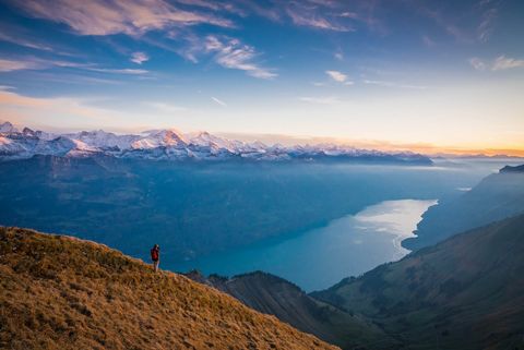 Wanderer blickt über den Brienzersee und geniesst die Abendstimmung