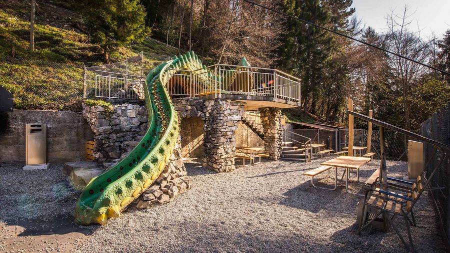 Drachenrutschbahn auf dem Spielplatz für Kinder vor den St. Beatus-Höhlen