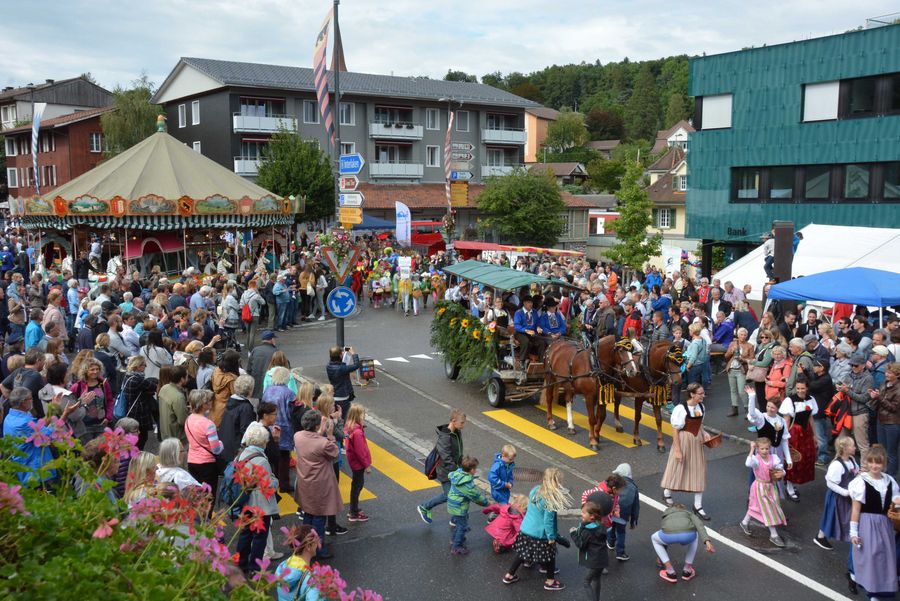 Spiezer Läset-Sunntig mit Umzug durch Spiez und Zuschauern am Wegrand