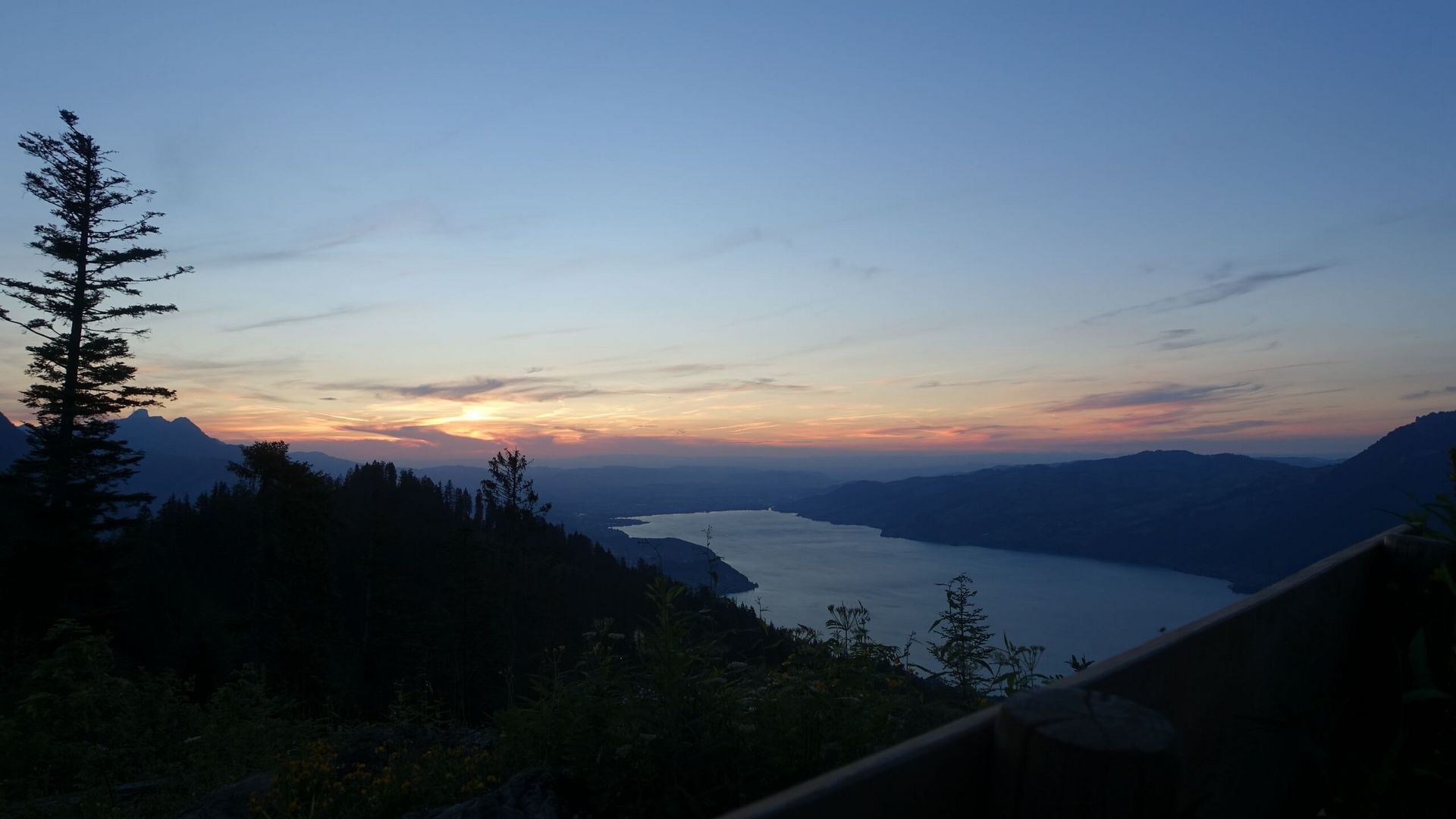 Blick von der Alp Brunni auf den Thunersee in der Abendstimmung