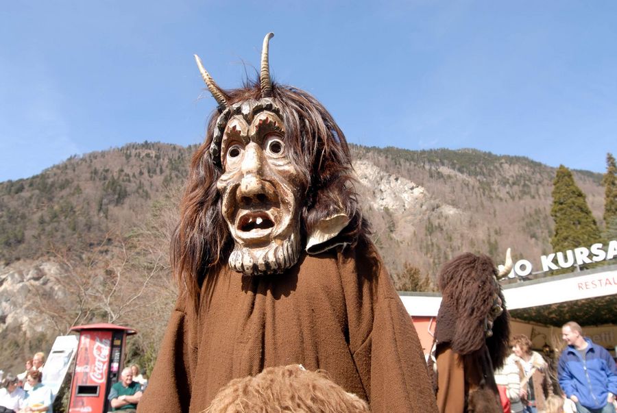 Maskierter vor dem Harder am Harder-Potschete Umzug durch Interlaken