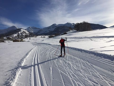Langlaufen auf einer präparierten Loipe von Aeschi ins Suldtal