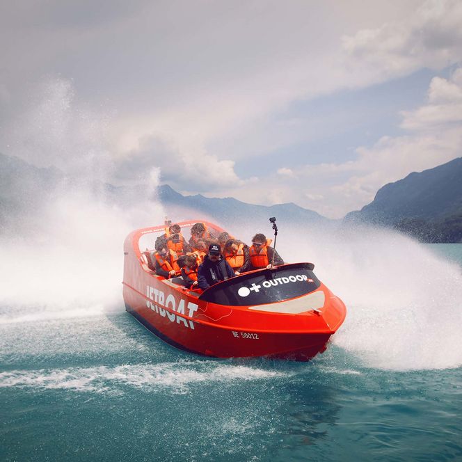 360-Grad-Umdrehung mit Wasserspritzer während der Jetboat Tour auf dem türkisen Brienzersee