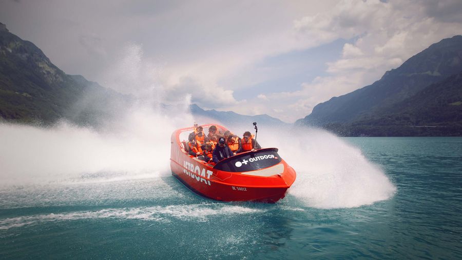 360-Grad-Umdrehung mit Wasserspritzer während der Jetboat Tour auf dem türkisen Brienzersee