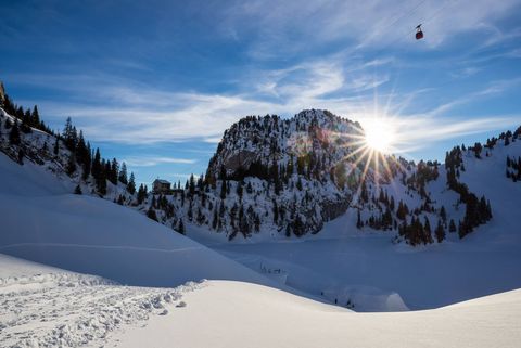 Gondel der Stockhornbahn über der verschneiten Winterlandschaft