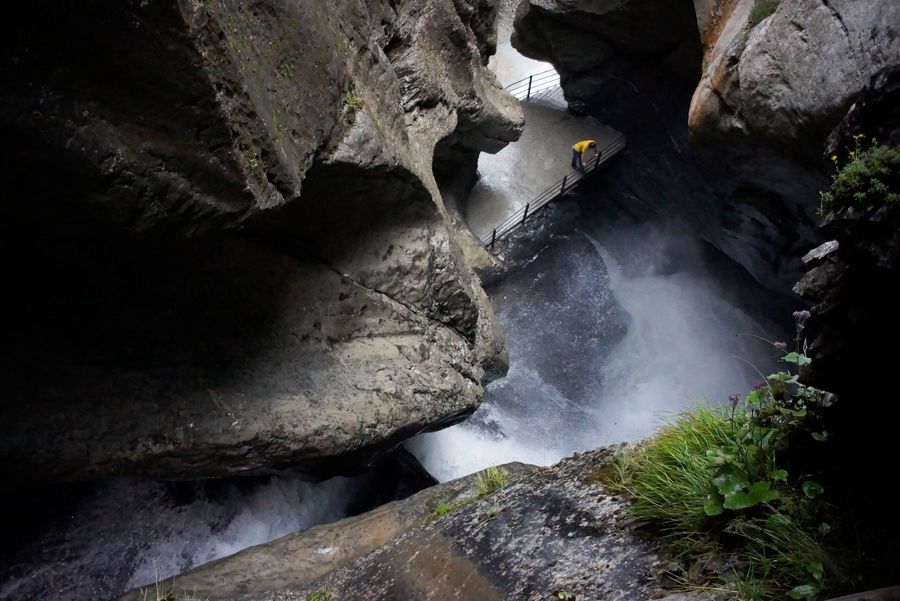 Trümmelbachfälle die sich durch die Felsen schlängeln