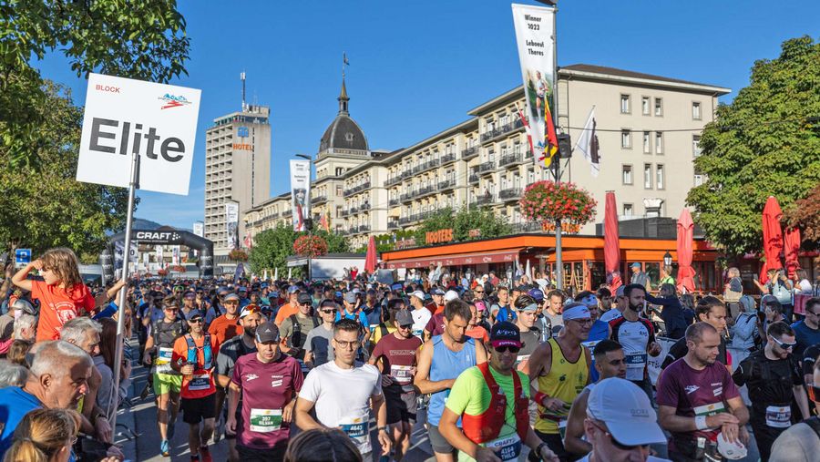 Läufer kurz nach dem Start des Jungfrau-Matathon auf dem Höheweg in Interlaken