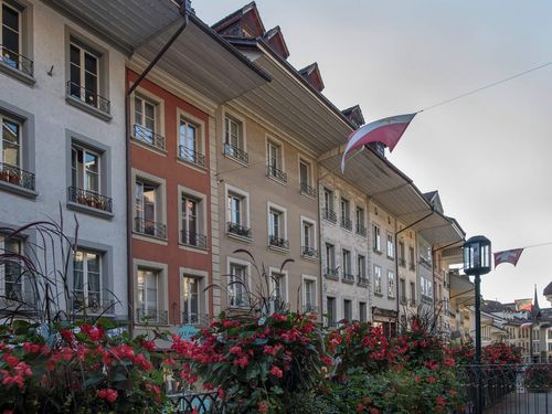Obere Hauptgasse führt vorbei an schmalen, bunten Häusern und traditionsreichen Geschäften