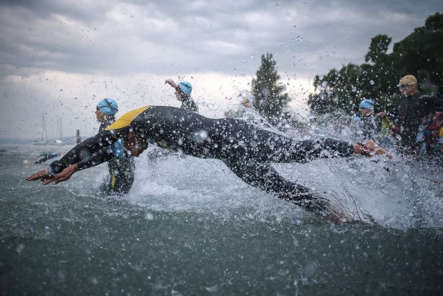 Schwimmer macht einen Kopfsprung ins Wasser