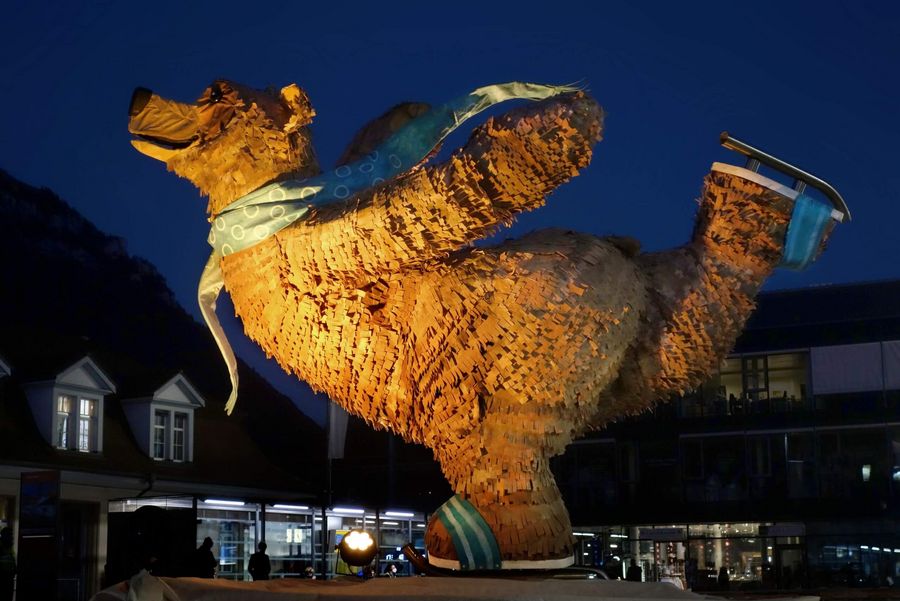 Kunstobjekt Winterbär mit blauem Schal beim Schlittschuhlaufen auf dem Platz beim Interlaken Ost-Bahnhof